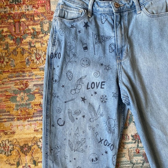 Hollister | Ultra High Rise Medium Wash Doodle Mom Jeans Size 3R - Picture 7 of 13